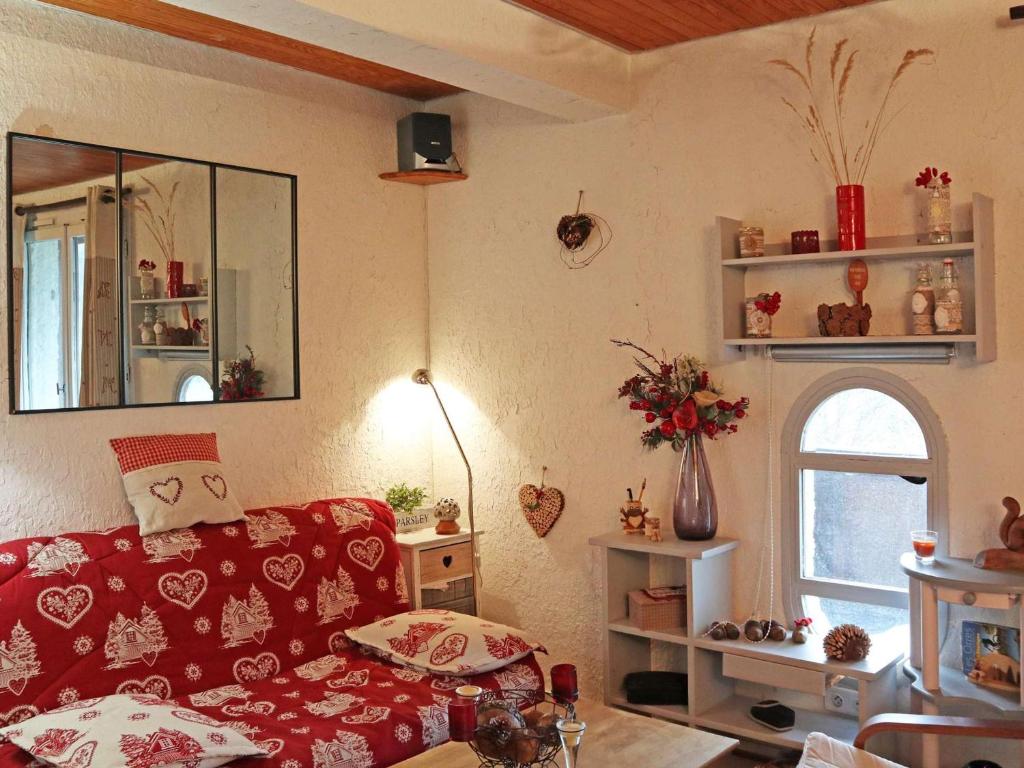 a living room with a red couch and a window at Studio Les Orres, 1 pièce, 5 personnes - FR-1-322-600 in Les Orres