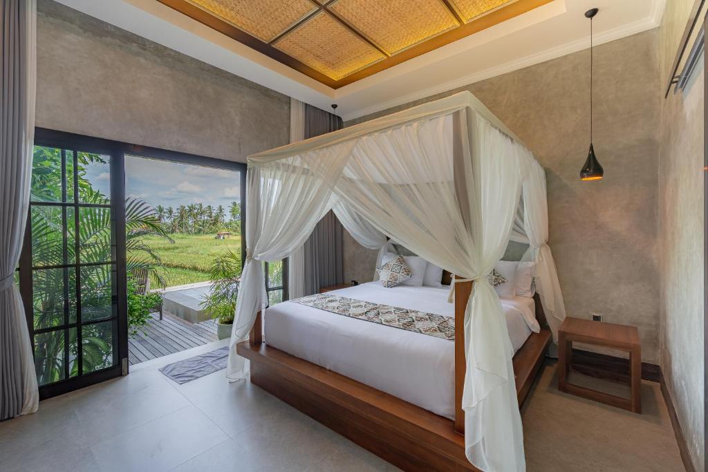 Postel nebo postele na pokoji v ubytování VILLARIZ Ubud , Bali