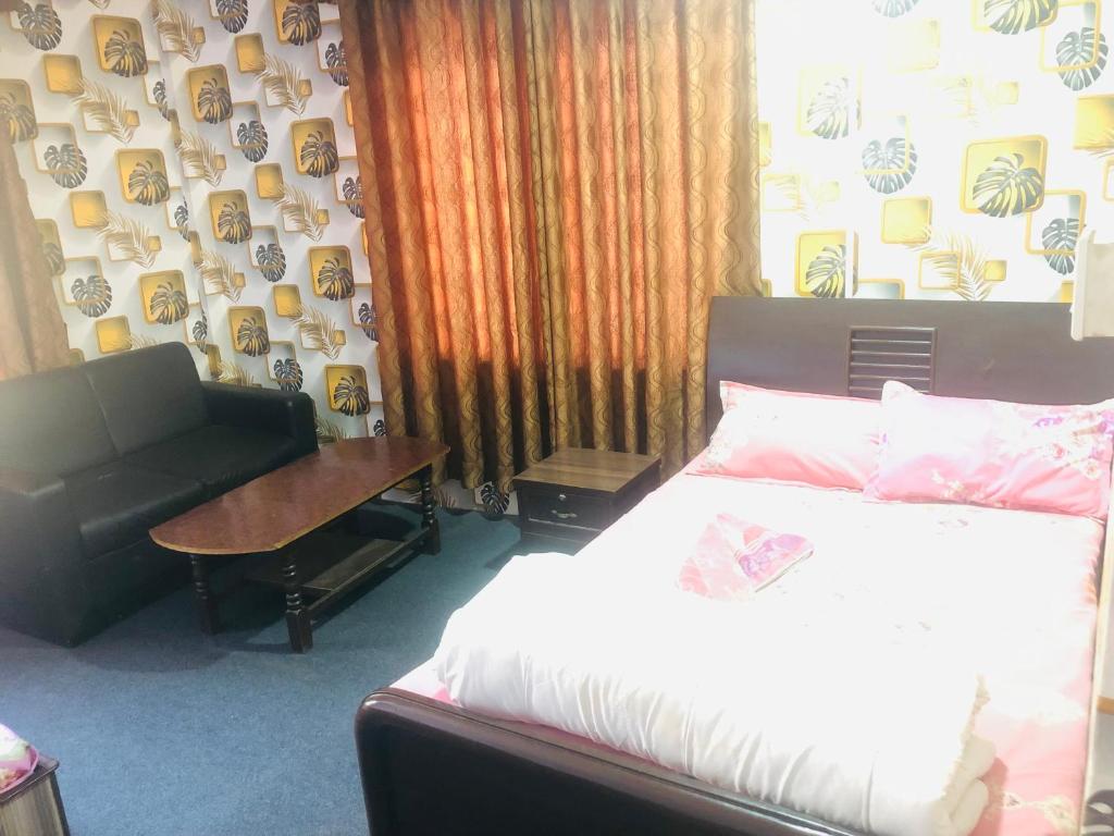 1 dormitorio con cama, silla y escritorio en Eleven Eleven 11:11 en Burhānilkantha