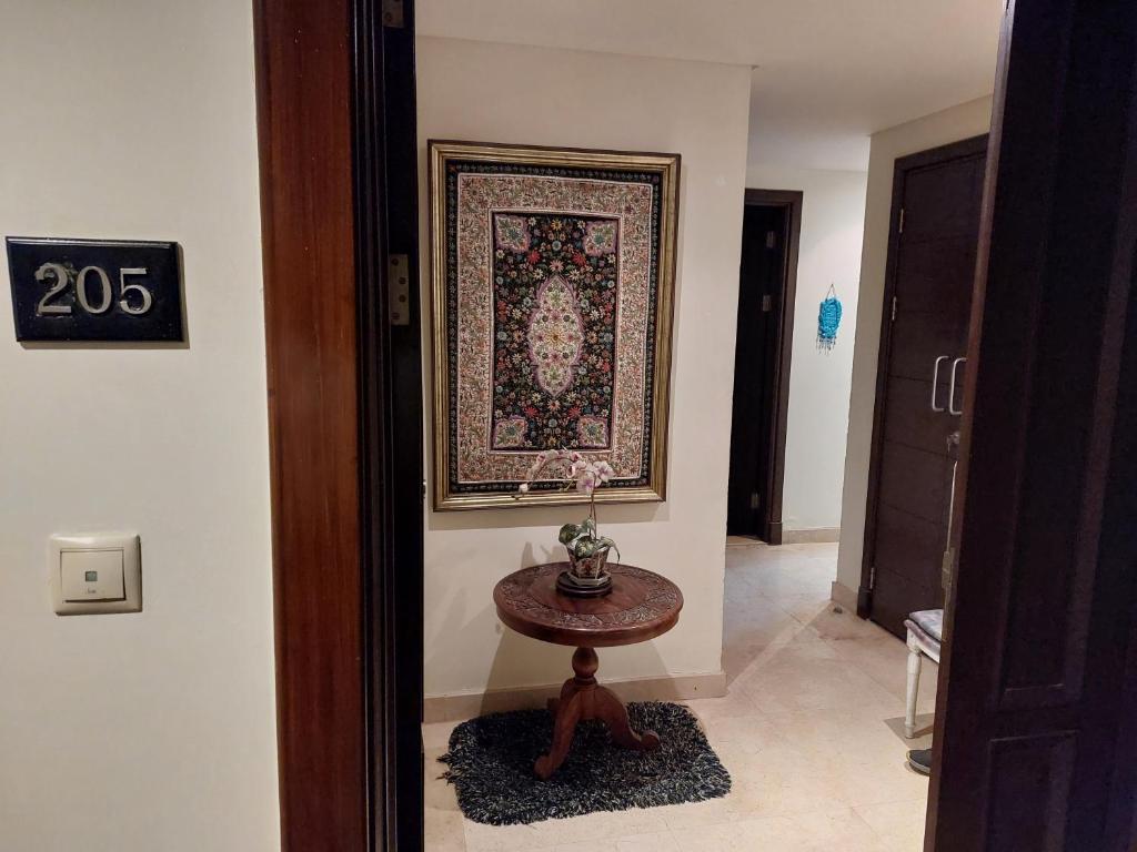 korytarz ze stołem i obrazem na ścianie w obiekcie In the heart of Cairo w Kairze