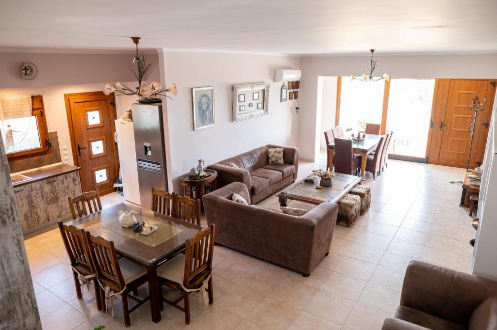 Irini's house afandou في أفانتو: غرفة معيشة مع أريكة وطاولة
