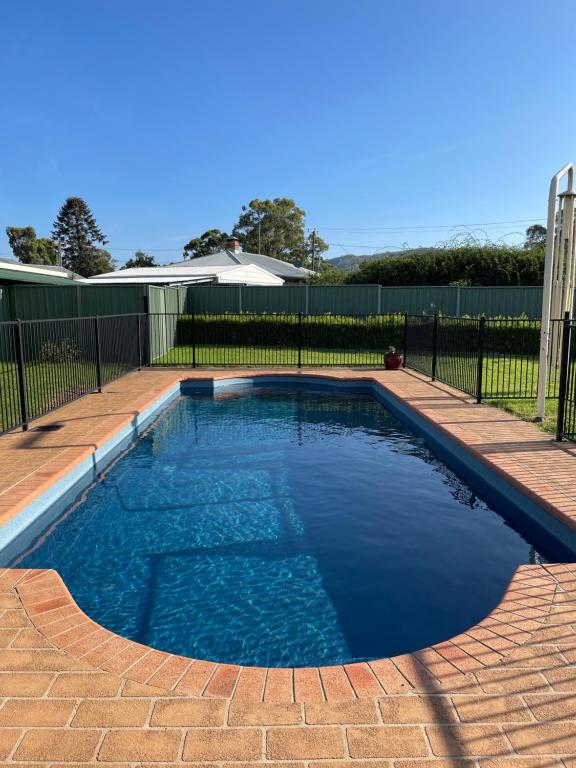 Spacious resort style property with pool in Mudgee - Rest Easy Mudgee Villa游泳池或附近泳池