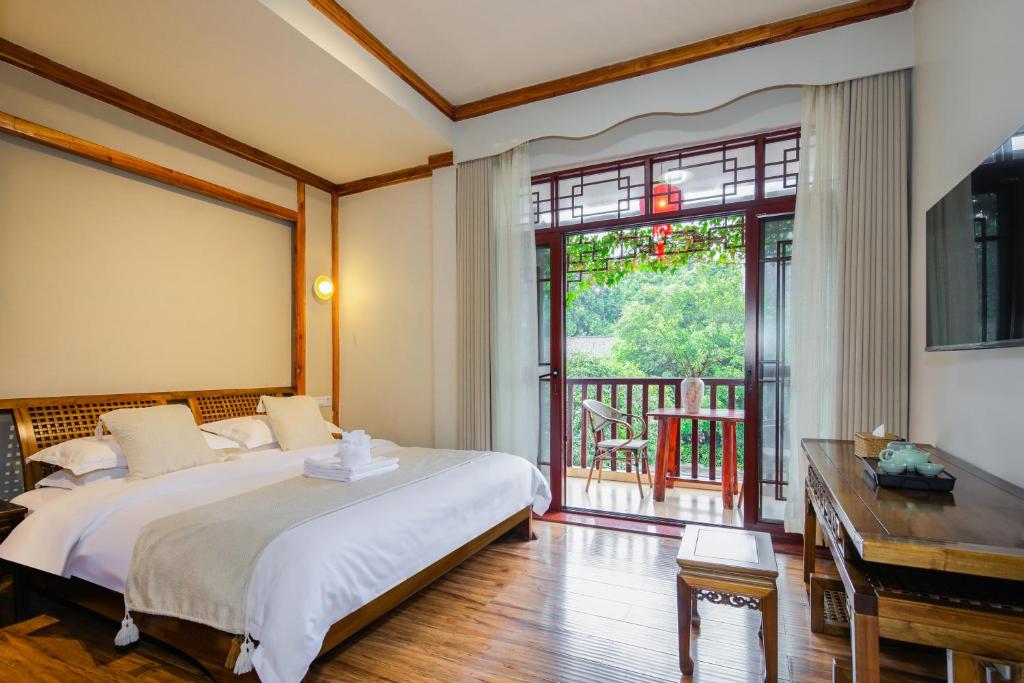 Postel nebo postele na pokoji v ubytování Yangshuo River View Hotel