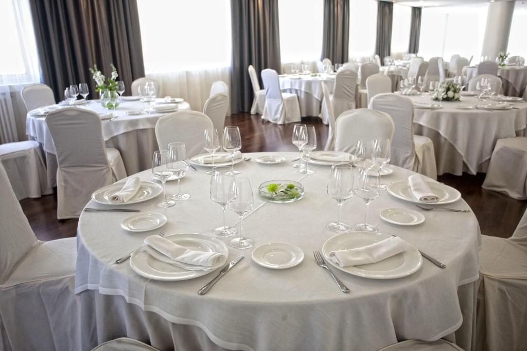 Reštaurácia alebo iné gastronomické zariadenie v ubytovaní Hotel Almirante