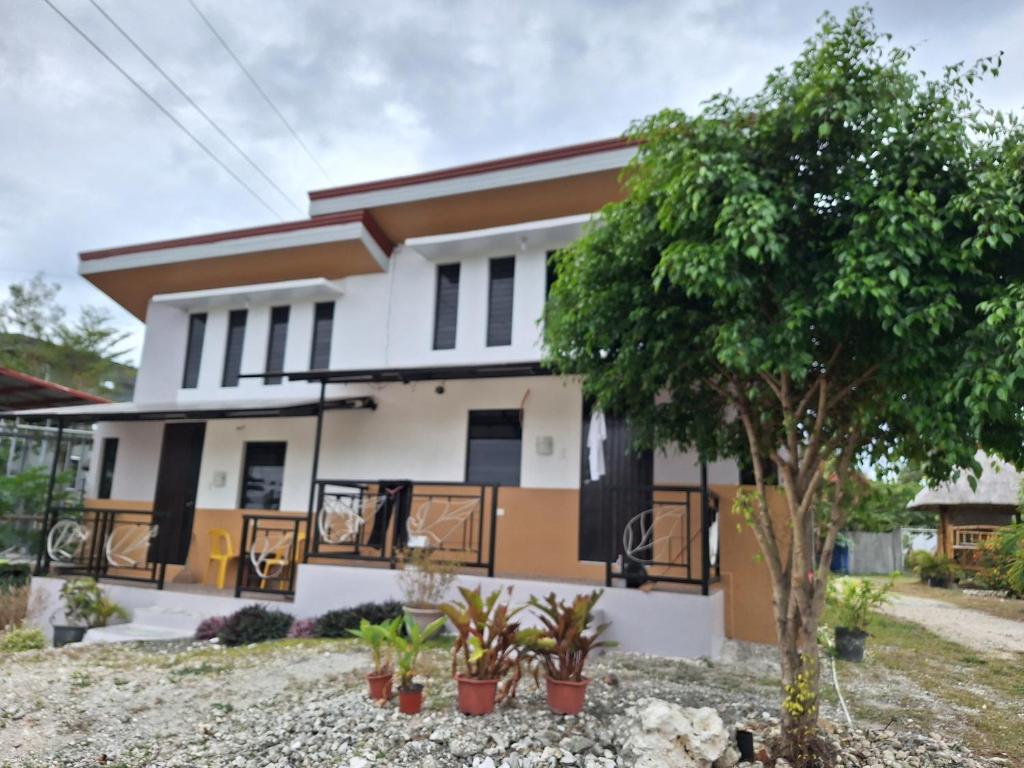 Villa Kendra في موالبوال: منزل أمامه شجرة