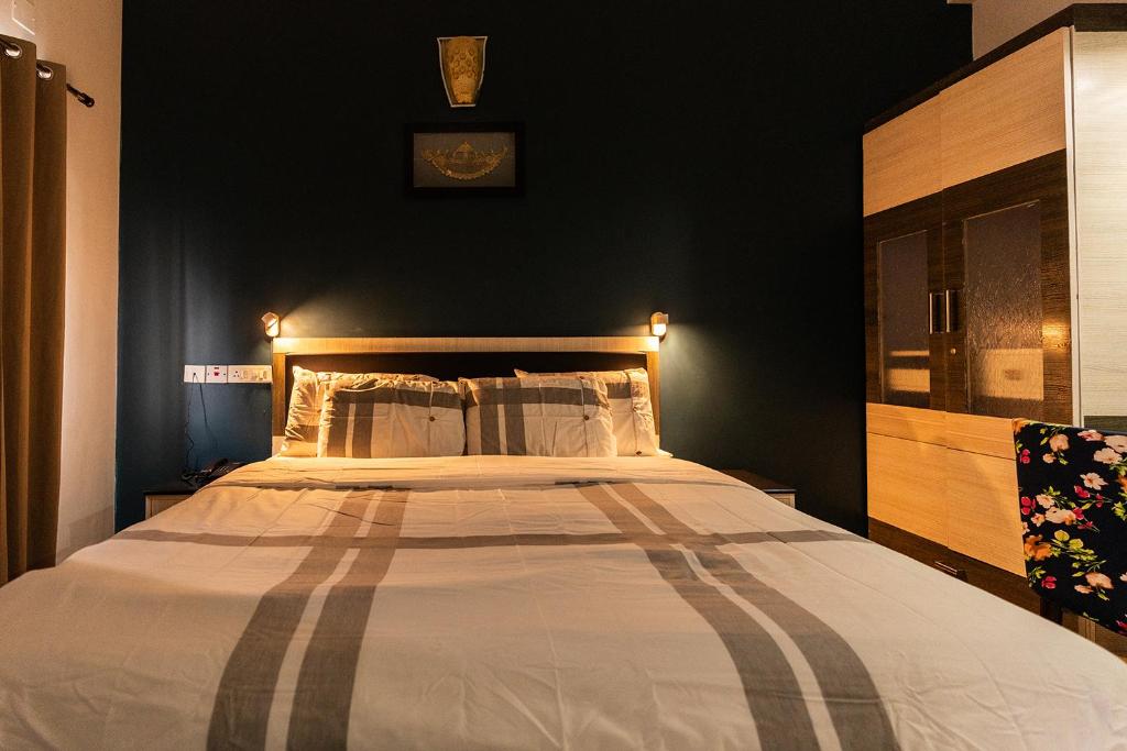 Postel nebo postele na pokoji v ubytování Hive Service Apartment