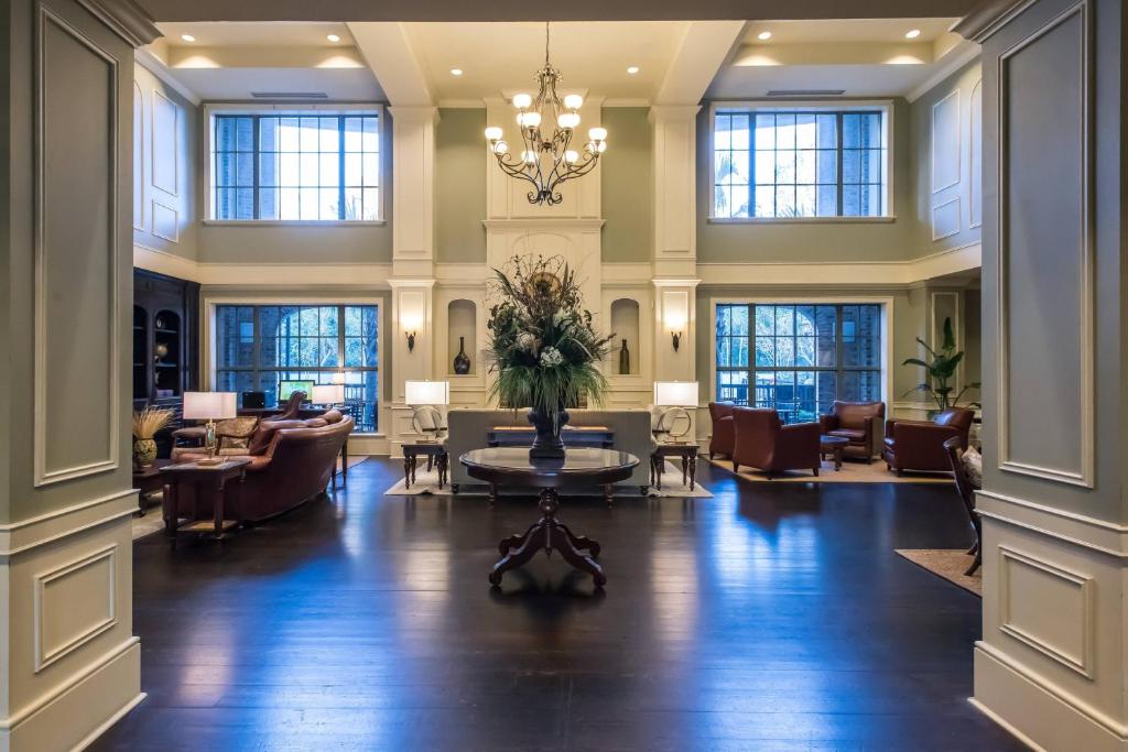 un vestíbulo de un hotel con un gran vestíbulo con sofás en Courtyard Charleston Mount Pleasant en Charleston