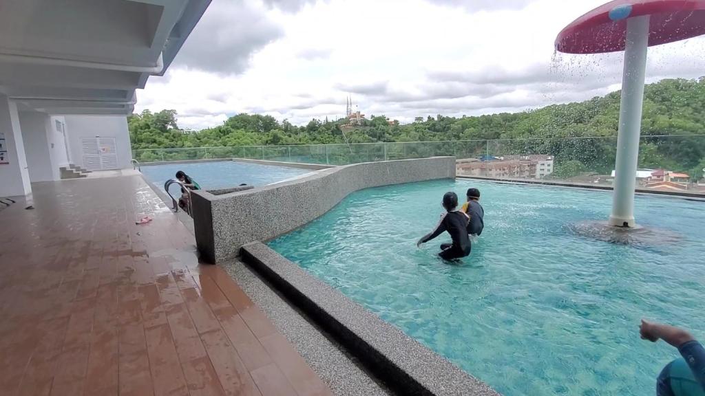 um grupo de pessoas brincando em uma piscina em Casa Alanna@Icon Residence with Pool em Kuala Terengganu