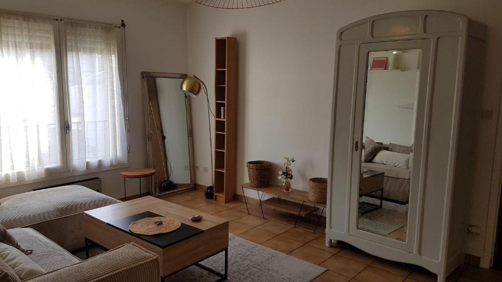 馬西亞克的住宿－Le Petit HERMITAGE，带沙发和大镜子的客厅