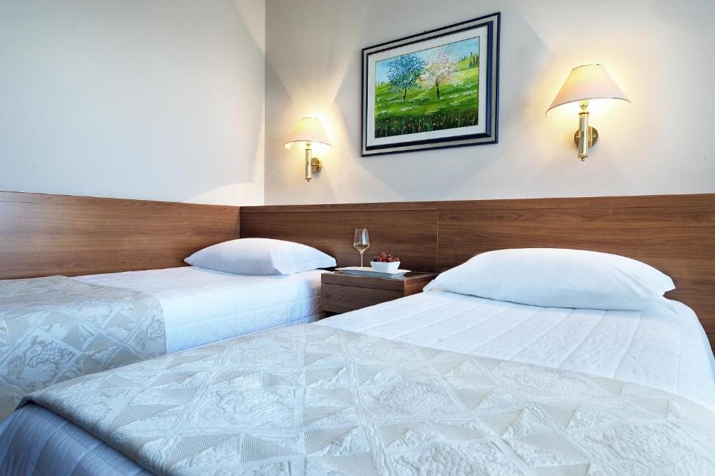 Łóżko lub łóżka w pokoju w obiekcie Hotel Des Bains Terme