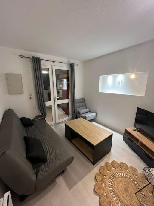 un salon avec un canapé et une table basse dans l'établissement Appartement - Seignosse Le Penon, à Seignosse