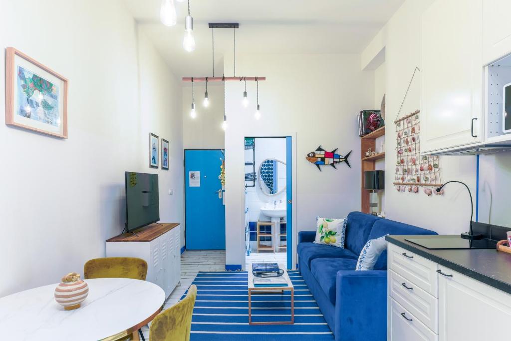 salon z niebieską kanapą i stołem w obiekcie Studio Shell 26M2, 120m Vieux-Port, Clim, Wifi, Accès autonome avec code w Marsylii
