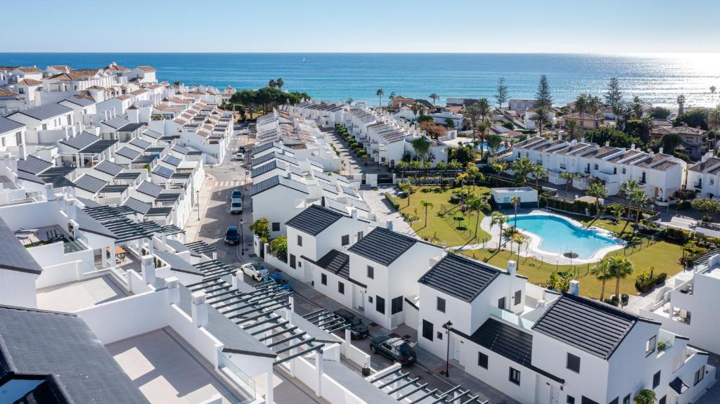 Bazén v ubytování Seaside Serenity apartamento Estepona nebo v jeho okolí