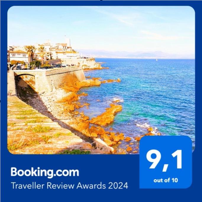 Un volante con una foto del océano en Appart'hôtel Luxe Vieil Antibes 75 m2 avec Parking plages à pieds, en Antibes