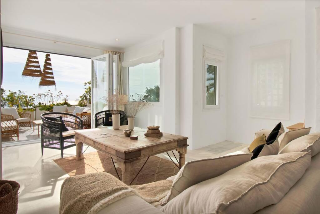 een woonkamer met een bank en een tafel bij Selecta - Dream Apartment in Marbella in La Mairena
