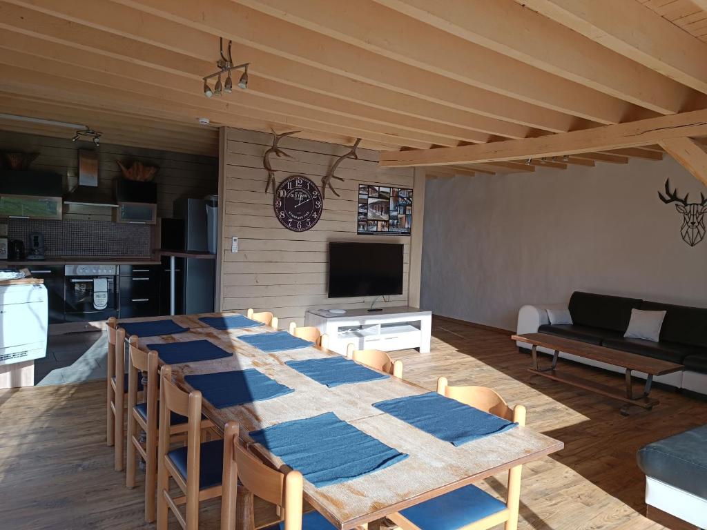 un comedor con una mesa larga y sillas en La Ligule, en Mignault