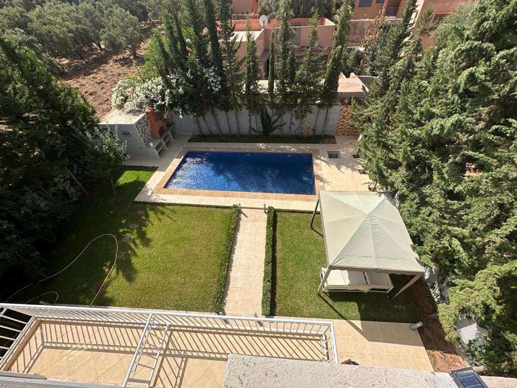 een luchtzicht op een tuin met een zwembad bij La casa d’ourika in Ourika