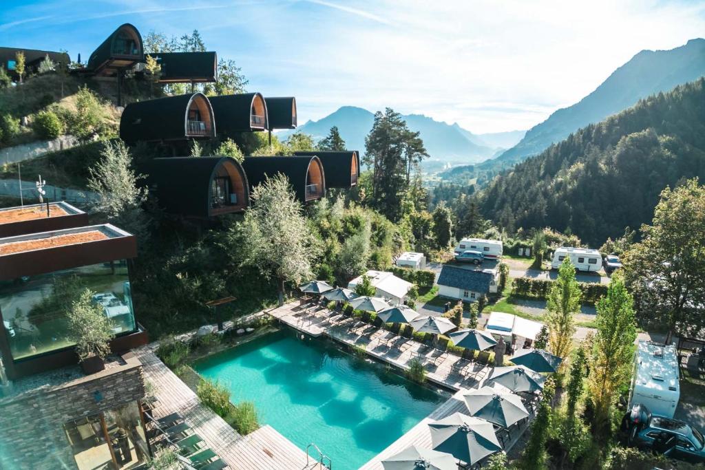 einen Luftblick auf ein Resort mit einem Pool in der Unterkunft Himmelchalet - Alpencamping Nenzing in Nenzing