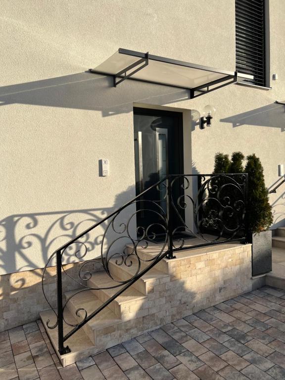einen Balkon mit einem schwarzen Geländer und einer Tür in der Unterkunft Exklusive moderne 2 Zi. Wohnung in ruhiger Lage in Rastatt