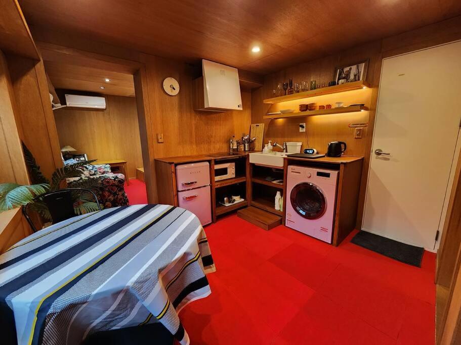 um quarto com uma cozinha com uma máquina de lavar roupa em Seoul STAY Sinsa Portland Vintage Private House em Seul