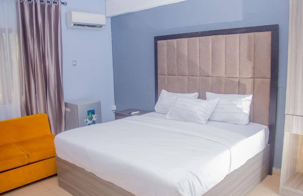 Postel nebo postele na pokoji v ubytování MORADA HOTELS LTD