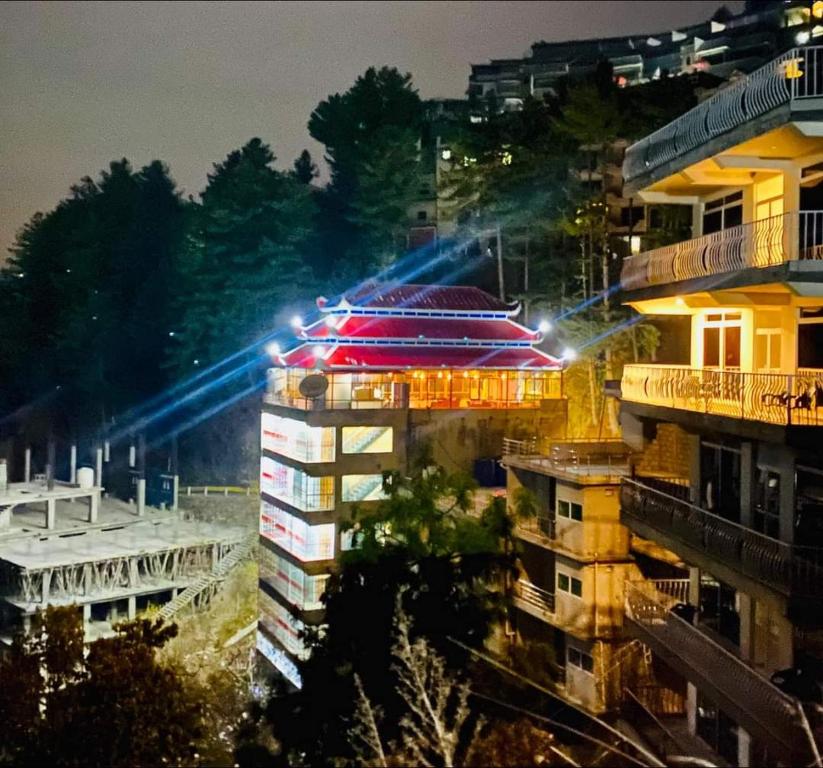 穆里的住宿－Shagufta Hotel & Restaurant Murree，一座晚上有灯的建筑