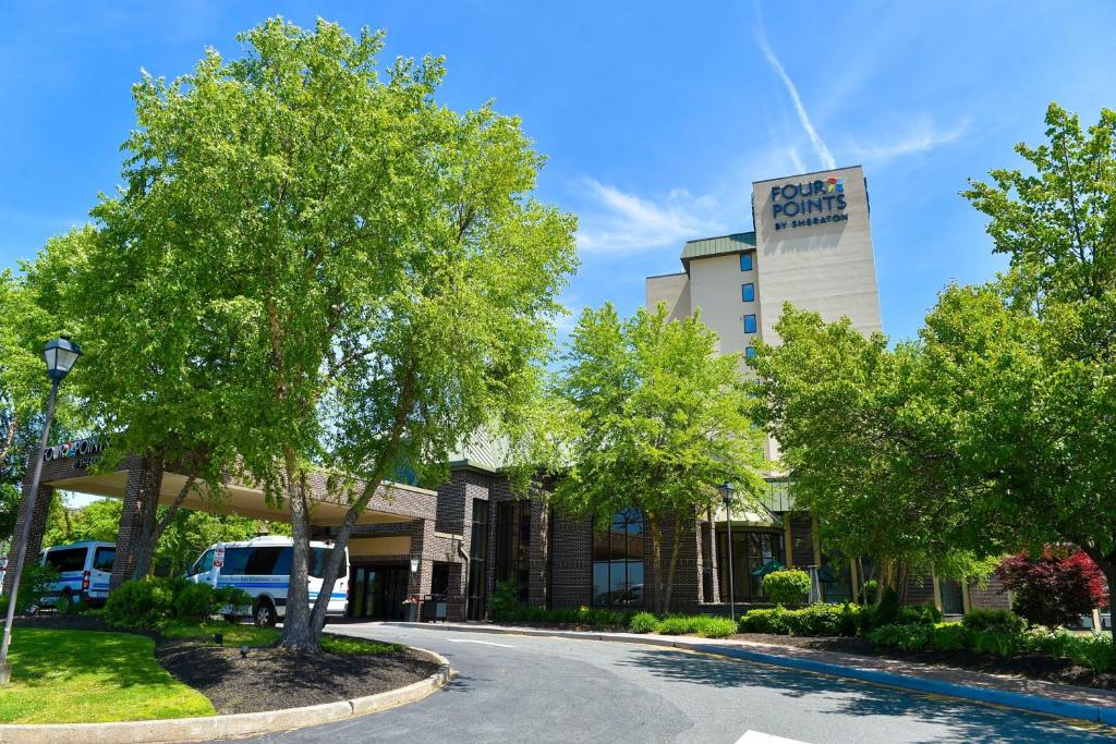 uma rua em frente a um edifício em Four Points by Sheraton Wakefield Boston Hotel & Conference Center em Wakefield