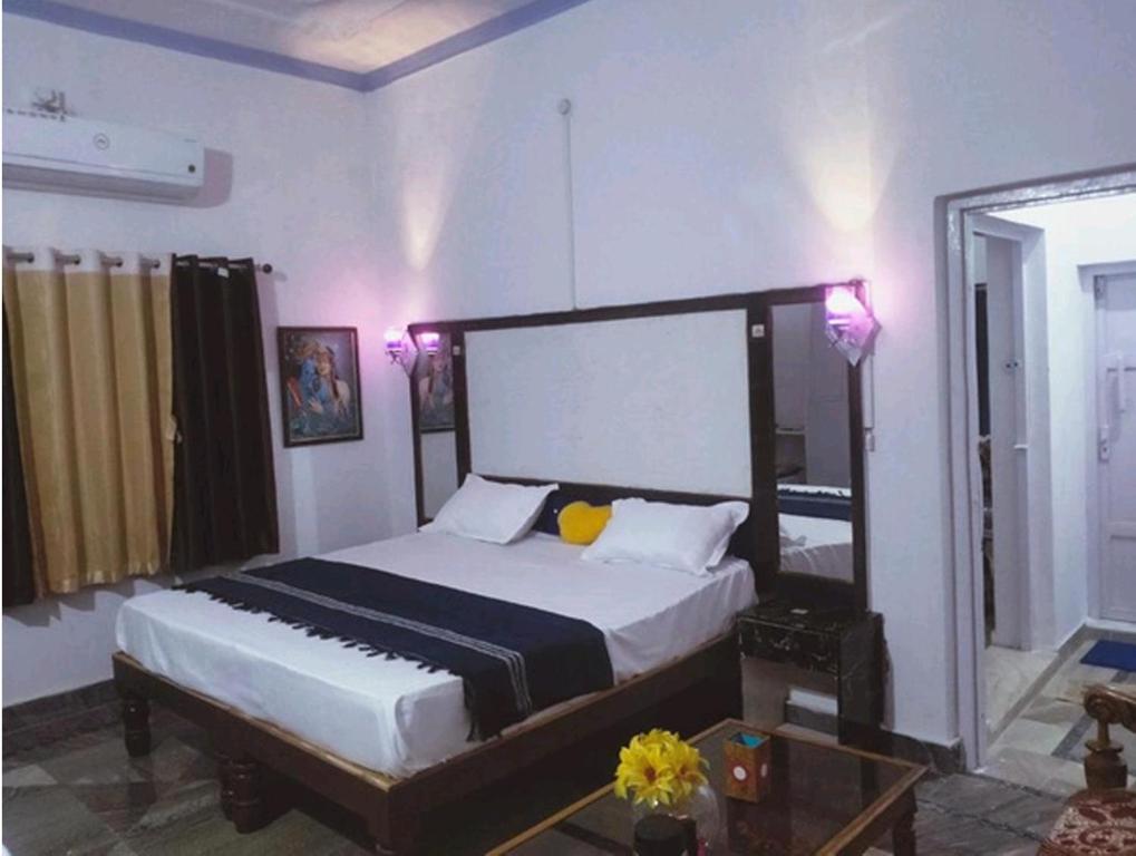 sypialnia z dużym łóżkiem w pokoju w obiekcie Eastern Gate Homestay w mieście Khajuraho