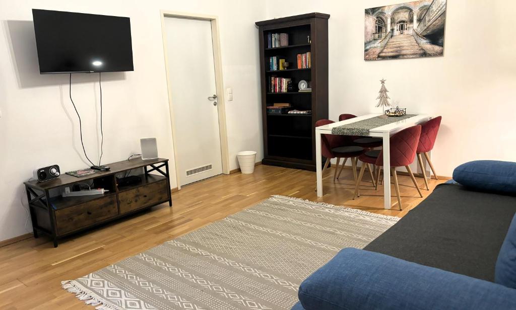 Televízia a/alebo spoločenská miestnosť v ubytovaní Casa Nostra - Ruhige Stadtwohnung mit Balkon
