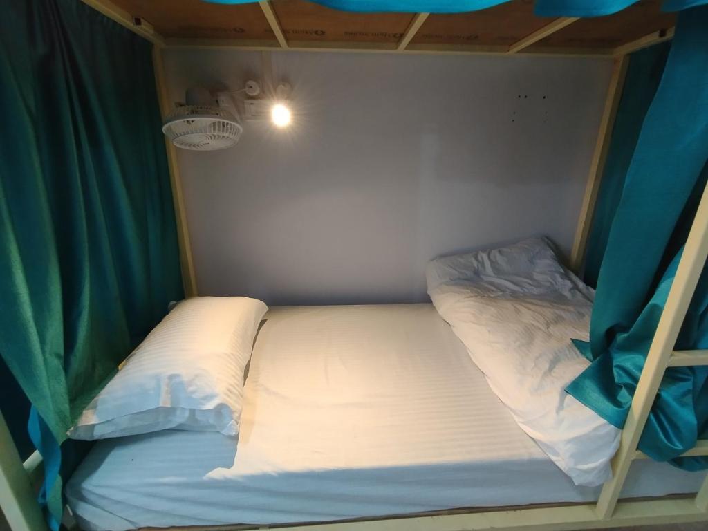 Postel nebo postele na pokoji v ubytování Ganga Putra Inn