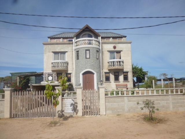 una casa grande con una valla delante en Castillo del Diablo en Punta del Diablo
