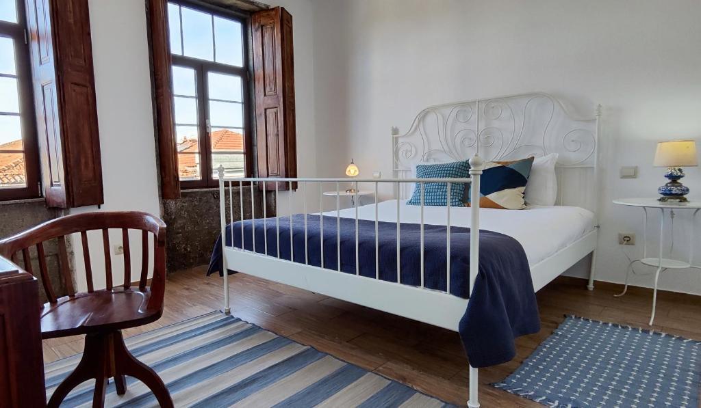 a bedroom with a bed with a blue and white at O'Porto Cheers Gaia in Vila Nova de Gaia