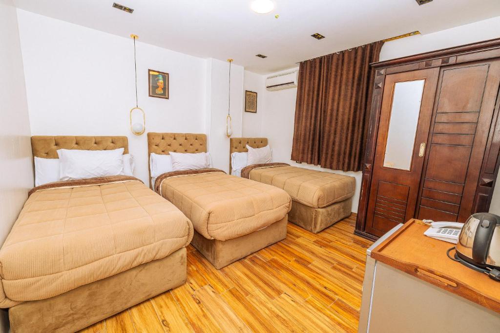 White Pyramids inn - 13