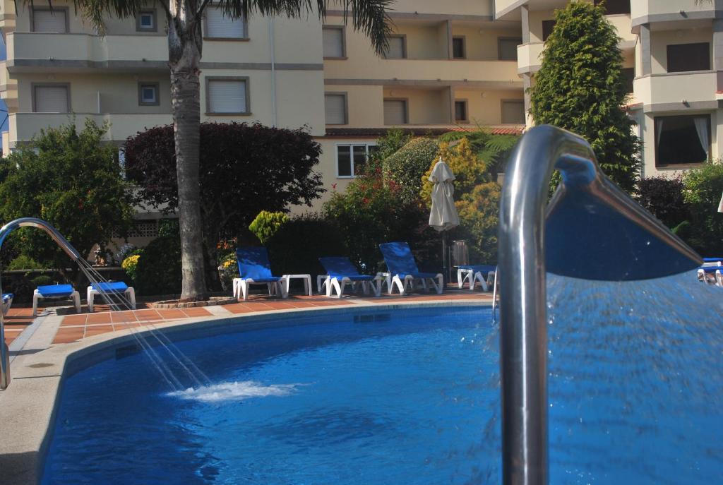 The swimming pool at or close to Hotel Spa Bosque mar