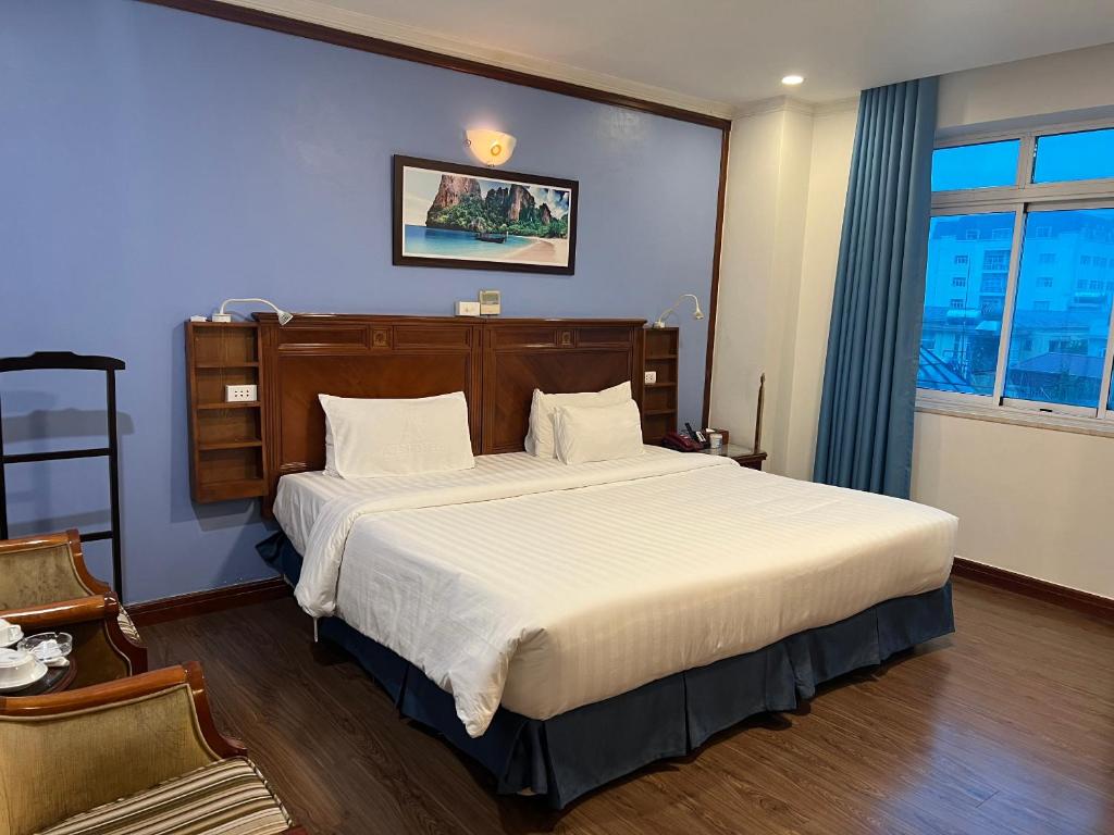 1 dormitorio con 1 cama grande con sábanas blancas en A25 Hotel - 19 Phan Đình Phùng, en Hanói