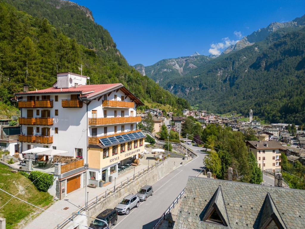 Nespecifikovaný výhled na hory nebo výhled na hory při pohledu z hotelu