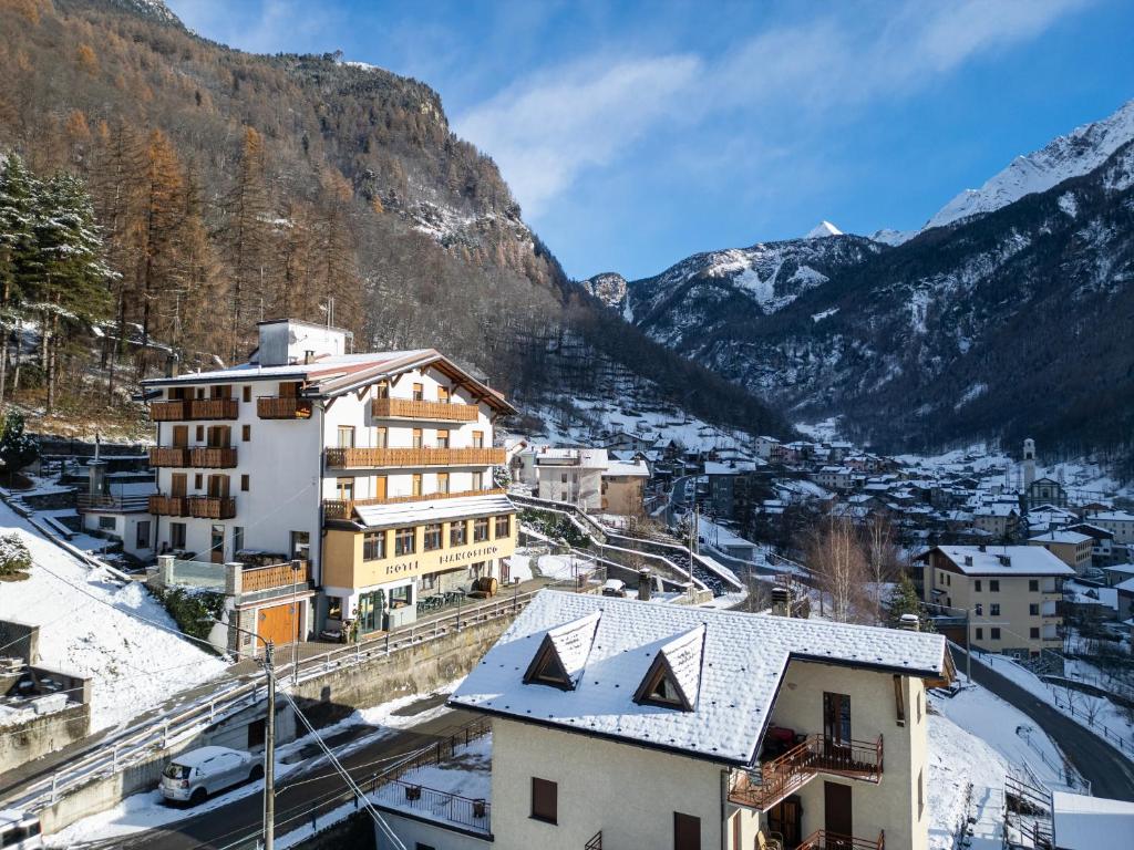 vistas a una ciudad con montañas cubiertas de nieve en Hotel Biancospino, en Lanzada