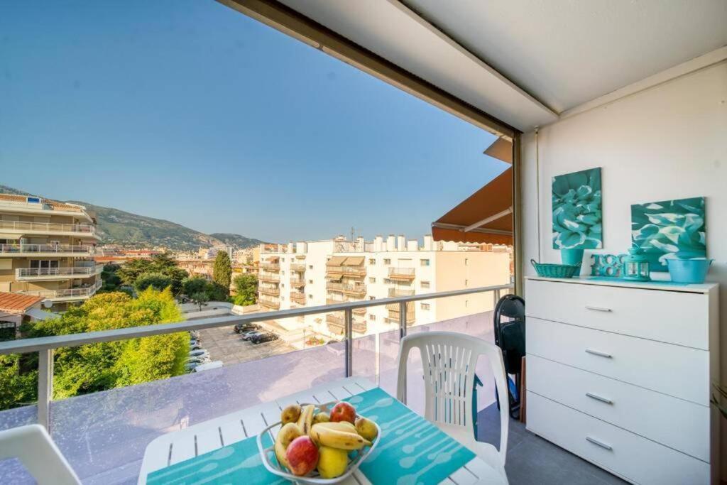 une table avec un bol de fruits sur un balcon dans l'établissement Studio Monaco, à Roquebrune-Cap-Martin