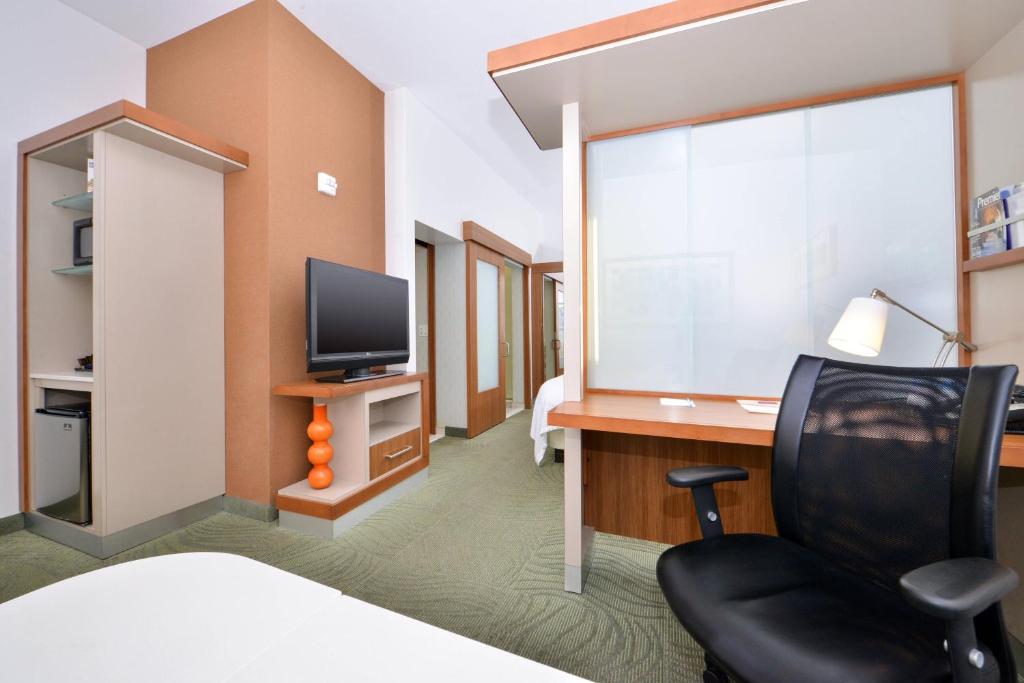 TV a/nebo společenská místnost v ubytování SpringHill Suites Kingman Route 66
