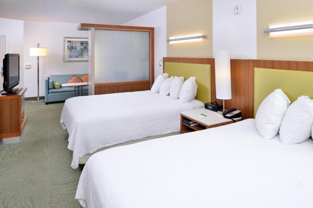 Postel nebo postele na pokoji v ubytování SpringHill Suites Kingman Route 66