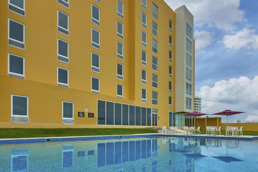 Bazén v ubytování City Express by Marriott Veracruz nebo v jeho okolí