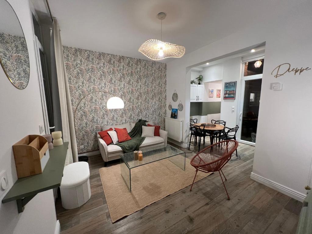 ein Wohnzimmer mit einem Sofa und einem Tisch in der Unterkunft Maison la Dieppoise in Dieppe