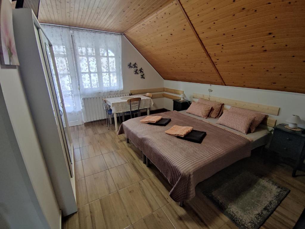 Giường trong phòng chung tại Viola Apartmanház