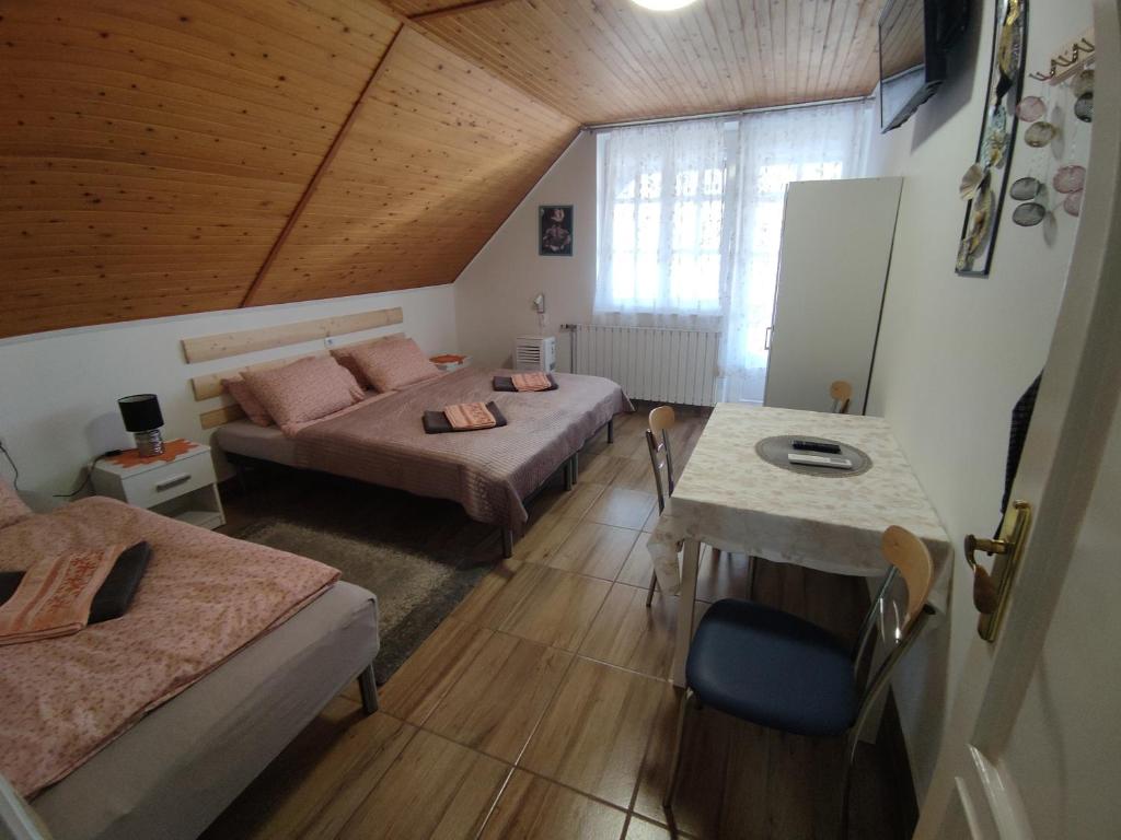 Łóżko lub łóżka w pokoju w obiekcie Viola Apartmanház