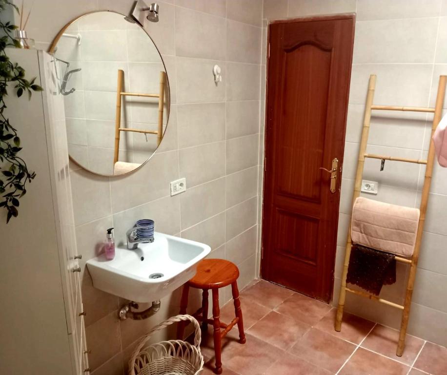 bagno con lavandino e specchio di Mi Parchita a Valverde