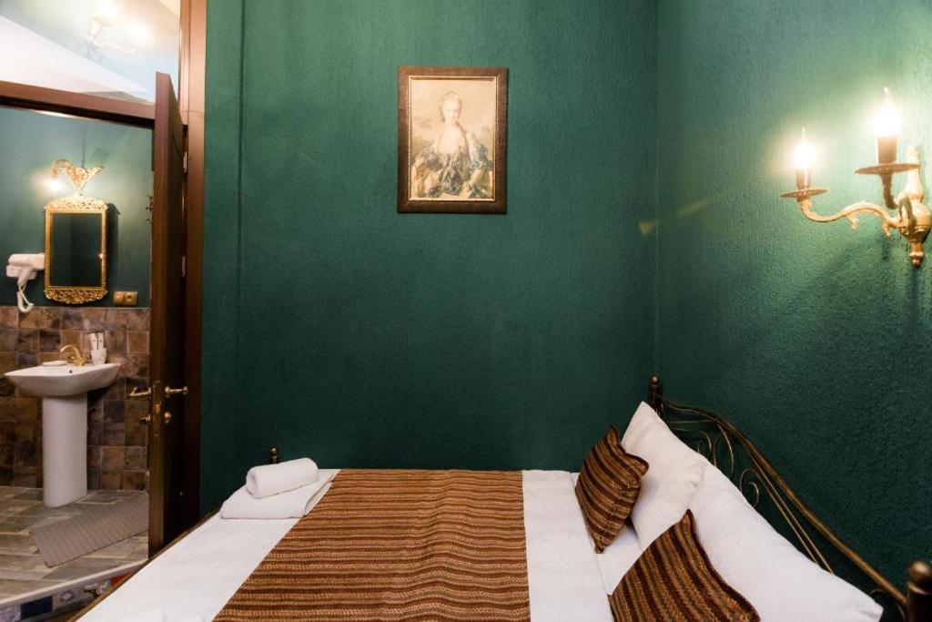 Postel nebo postele na pokoji v ubytování Vorontsoff Inn Boutique Hotel