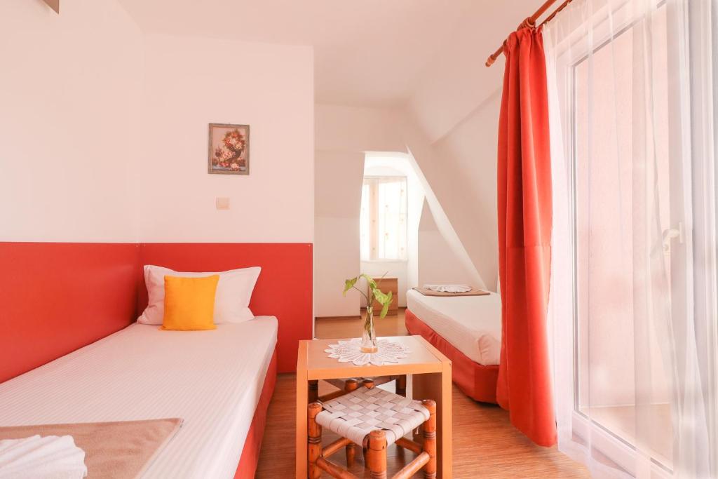 Postel nebo postele na pokoji v ubytování Family Hotel Flora