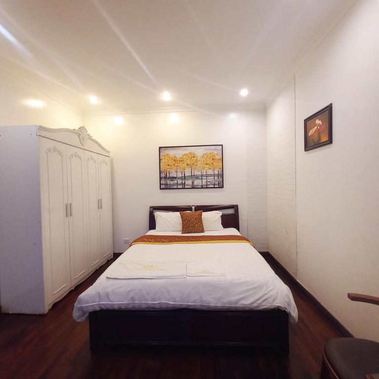 a bedroom with a large bed in a room at Huong Giang Guest House in Hanoi