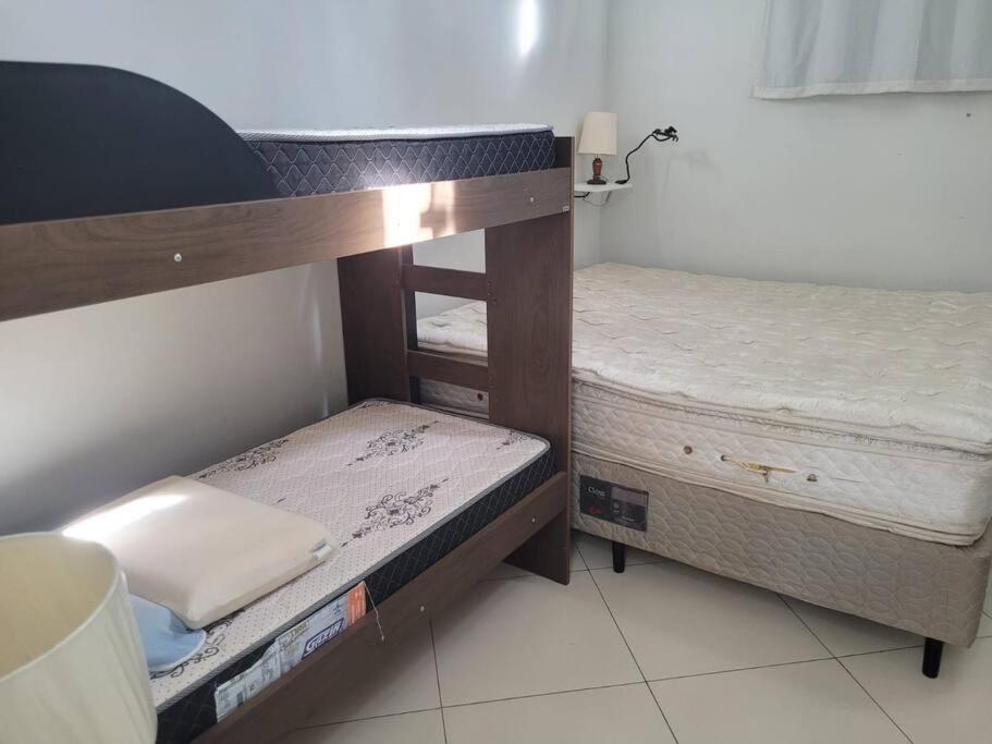 a room with two bunk beds in a room at Rancho Morro do Cristo - Ribeirão Claro PR in Ribeirão Claro