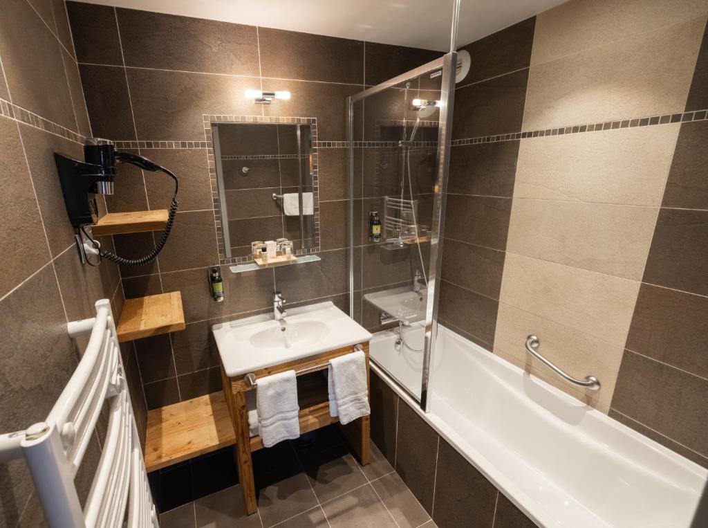 Koupelna v ubytování Hôtel et Spa les Clarines